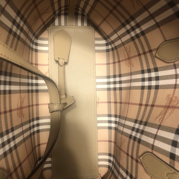 Burberry medium lavenby reversible tote - Picture 5 of 8